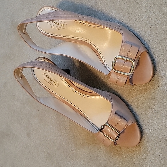 Authentic Coach tan heels Sz 7 - Picture 1 of 3